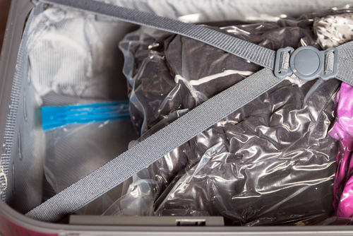Worki próżniowe pozwalają zaoszczędzić miejsce w walizce podczas pakowania - sklep Grala
